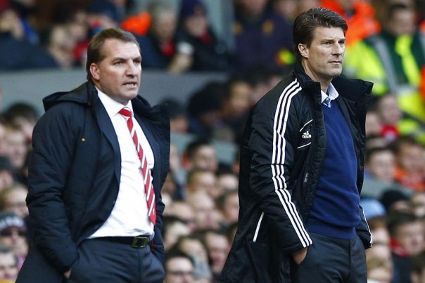 Michael Laudrup (th) sparede en masse spillere mod Liverpool søndag aften, da man tabte hele 5-0. Det har ført til en livlig debat rundt omkring på diverse fodbold-hjemmeside. Foto: DARREN STAPLES