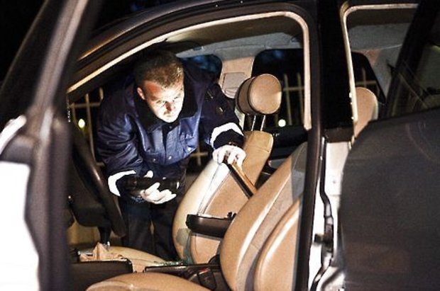 Politiets teknikere undersøger offerets bil, en grå Audi.