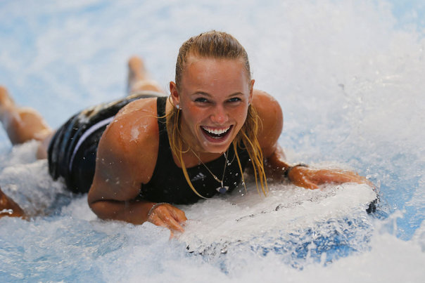 Caroline Wozniacki har varmet op til dagens kamp i Dubai mod Lucie Safarova med en omgang surfing. Foto: HANDOUT