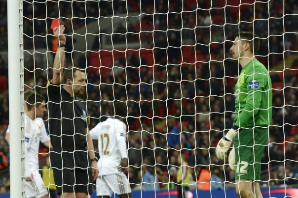 Bradford-målmand Matt Duke får det røde kort. Efterfølgende skændtes Swansea-spillerne om, hvem der skulle tage det straffespark, han begik. Foto: NIGEL RODDIS
