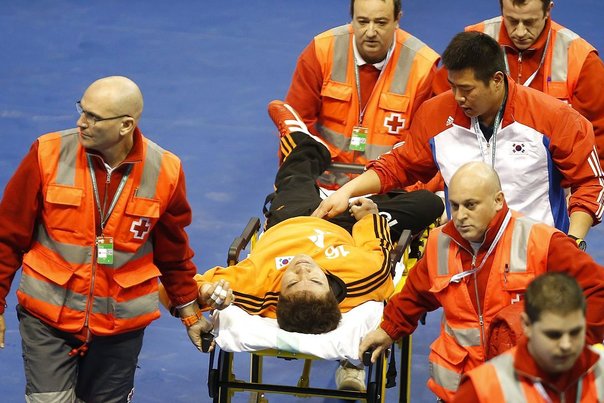 Korea's goalkeeper Il-Koo Kang is stretched out during the 23rd Men's Handball World Championships preliminary round Group C match Serbia vs Korea at the Pabellon Principe Felipe in Zaragoza on January 12, 2013. AFP PHOTO/ JOSE JORDAN Foto: JOSE JORDAN