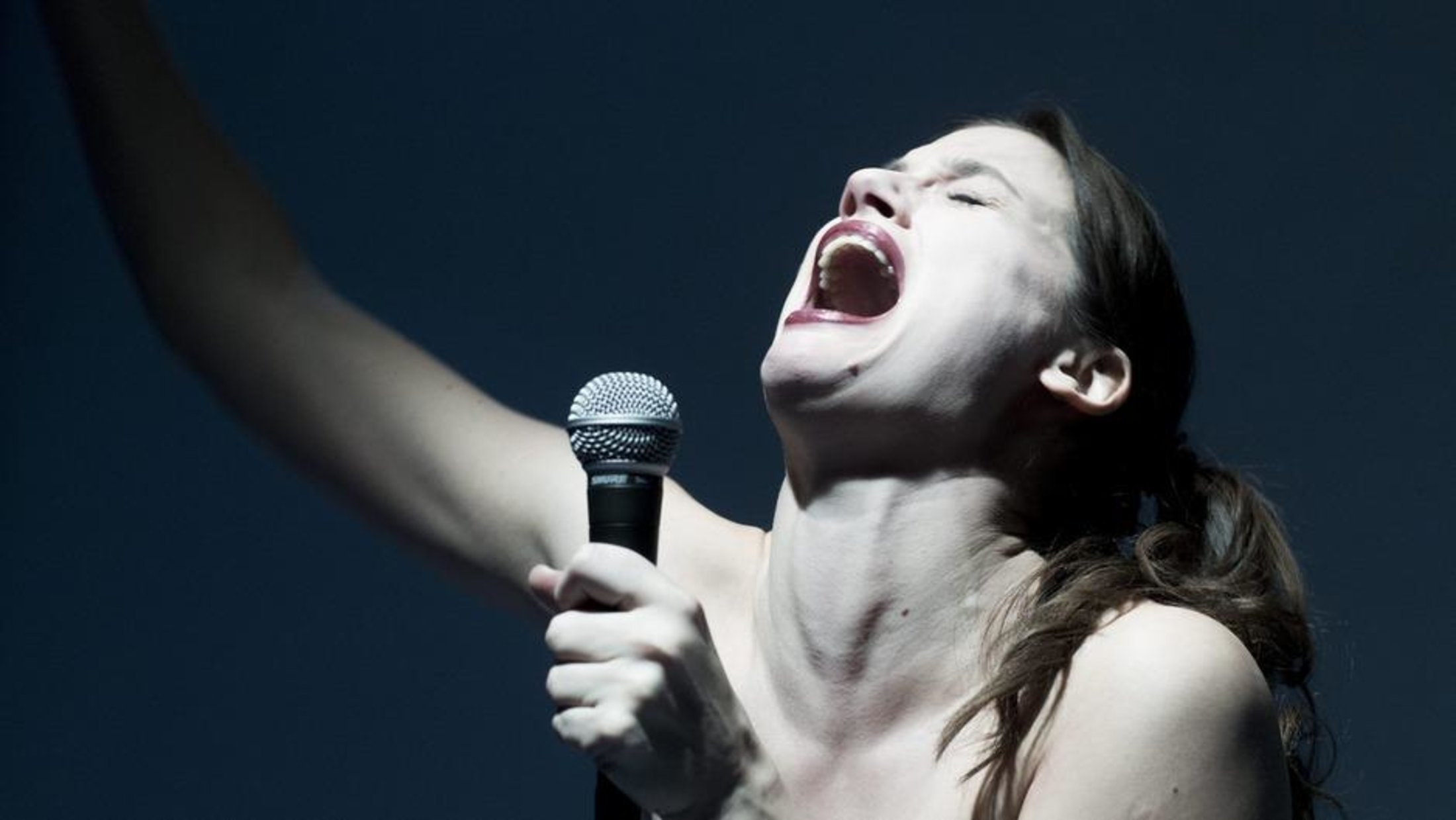 scene enestaaende god danica curcic alene og noegen paa scenen scene enestaaende god danica curcic alene og noegen paa scenen