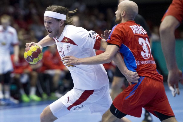 Mikkel Hansen løber fra det russiske forsvar i VM-kampen. Foto: CLAUS FISKER