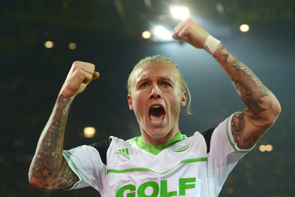 Det tyske ugemagasin Der Spiegel har afsløret Simon Kjærs lønseddel i Wolfsburg. Den lyder på 18 millioner kroner eksklusiv bonus. Foto: AFP Foto: PATRIK STOLLARZ