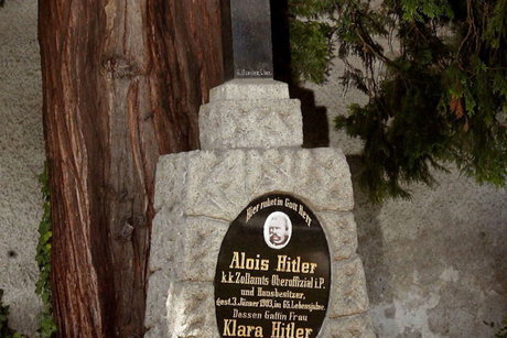 AUSTRIA HITLER PARENTS GRAVE