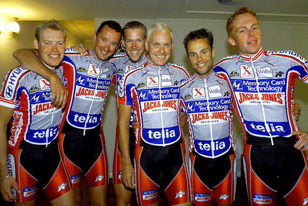 Cykelholdet Memorycard Jack and Jones præsenterede lørdag d. 24 juni 2000 sit Tour de France-mandskab ved et pressemøde i Vejle. Fra venstre Michael Blaudzun, Jesper Skibby, Martin Rittsel, Michael Sandstød, Bo Hamburger og Nicolaj Bo Larsen. Foto: PALLE HEDEMANN