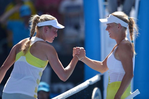 To hestehaler giver hånd efter kampen - det er den 22-årige Wozniacki til højre. Foto: PETER PARKS