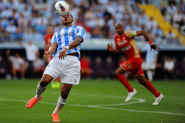 Det kniber for Malaga (hvide bukser) med at betale løn. Foto: Jorge Guerrero
