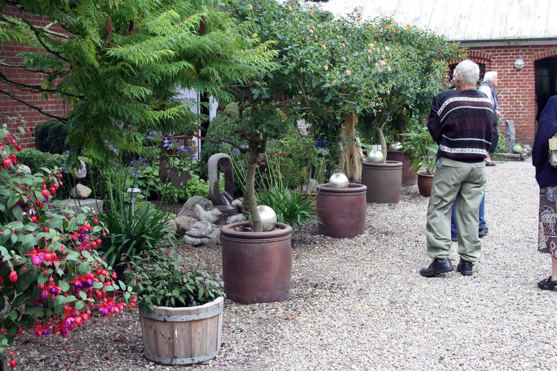Skulpturer og blomster pryder bøgelunds have skjern tarm ...