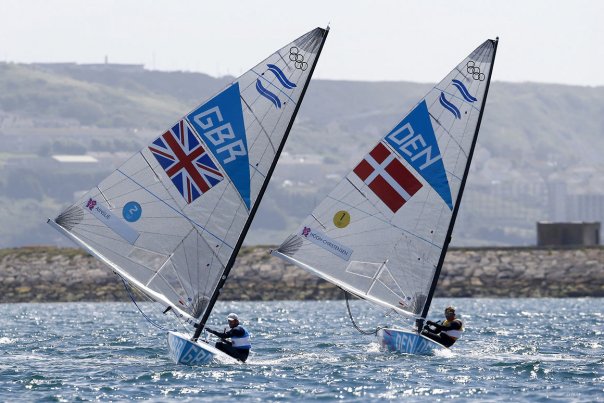 Jonas Høgh-Christensen (th) måtte se sig slået af Ben Ainslie. Foto: PASCAL LAUENER