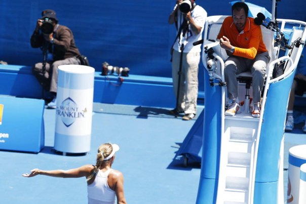 Caroline Wozniacki vrissede undervejs af kampens dommer efter kontroversiel kendelse. Foto: Barbara Walton
