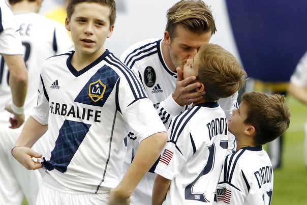 David Beckham med sine sønner. Nu prøver Brooklyn Beckham (tv) at komme på hold i Chelsea. Foto: DANNY MOLOSHOK