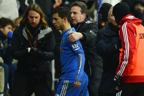 Chelsea's Eden Hazard er eskorteret ud af banen efter sit røde kort mod Swansea Foto: ANDREW YATES