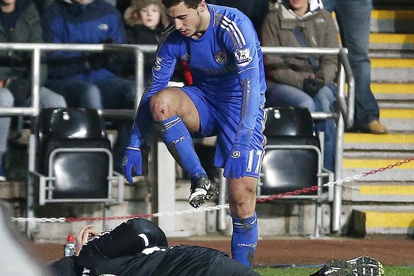 Eden Hazard får minimum tre dages karantæne for at sparke til Charlie Morgan. Foto: Carl Recine