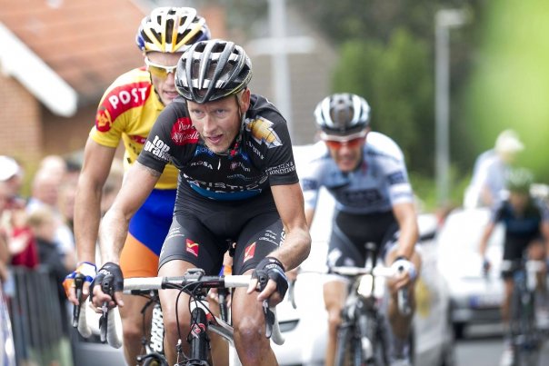 Michael Rasmussen i 2011 på Kiddesvej i Vejle med Matti Breschel på hjul. I denne sæson satser Kyllingen og kompagni i højere grad på international succes. Foto: CLAUS FISKER