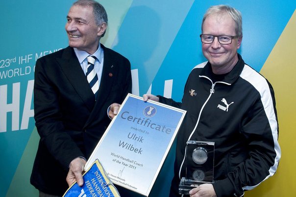 Ulrik Wilbek har alligevel plads til et smil efter kåringen. Foto: CLAUS FISKER