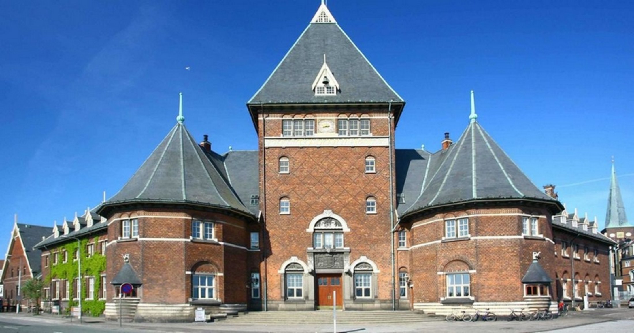 Slot og ejendoms