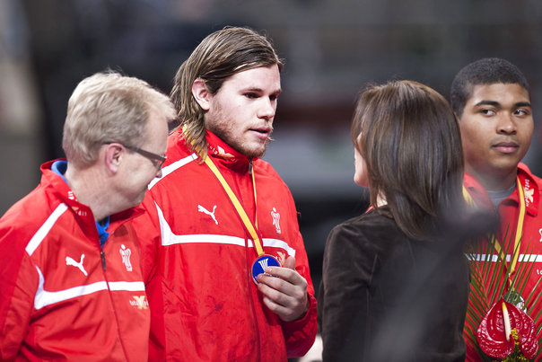 Kronprinsesse Mary overrækker sølvmedaljen til Mikkel Hansen, der ifølge TV 2 tog den af kort efter. Foto: Claus Fisker