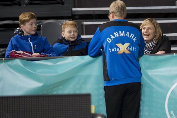Susanne Wilbek og sønnerne Rasmus (tv) og Tobias (th) besøgte landsholdets træning ved VM 22. januar. Foto: CLAUS FISKER