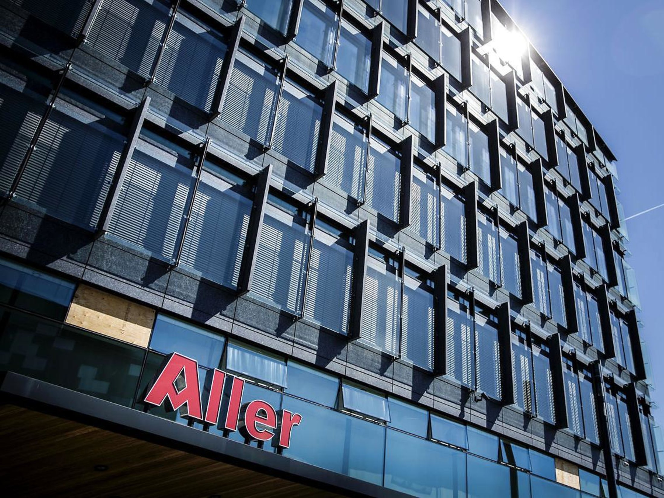 danmark spisebord fulgte med faldefaerdigt hus paa lolland aegtepar anede ikke at det var danmark spisebord fulgte med faldefaerdigt hus paa lolland aegtepar anede ikke at det var