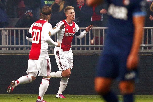 Viktor Fischer fejrer 2-0-scoringen mod Feyenoord Foto: JERRY LAMPEN