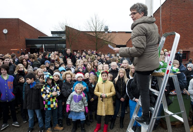 Trine græse i flagstangen på buddinge skole. foto: kenn thomsen Trine græse i flagstangen på buddinge skole. foto: kenn thomsen