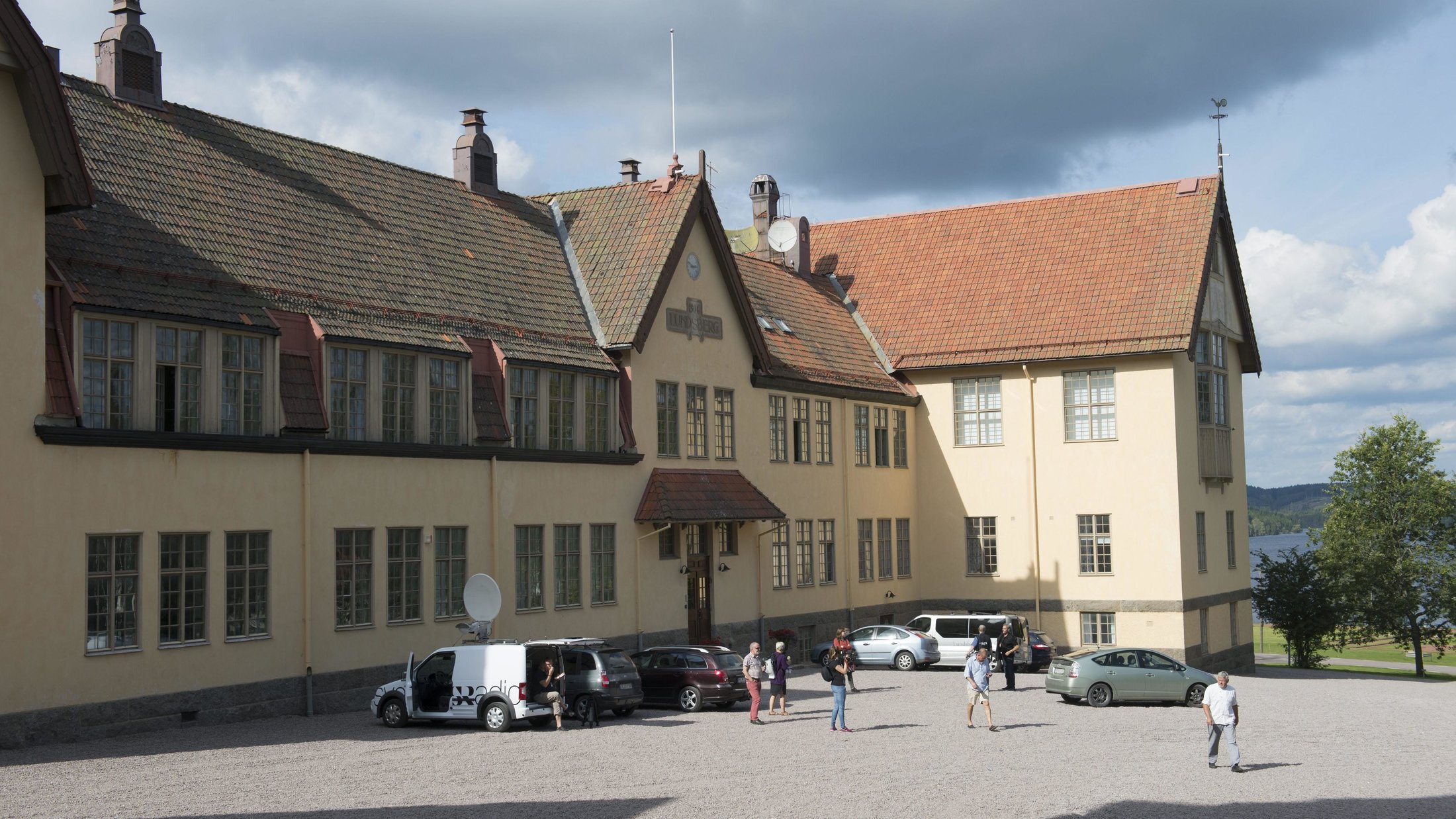 kultur skjorten paa den ene elev blev trukket op og det varme strygejern blev sat paa hans kultur skjorten paa den ene elev blev trukket op og det varme strygejern blev sat paa hans