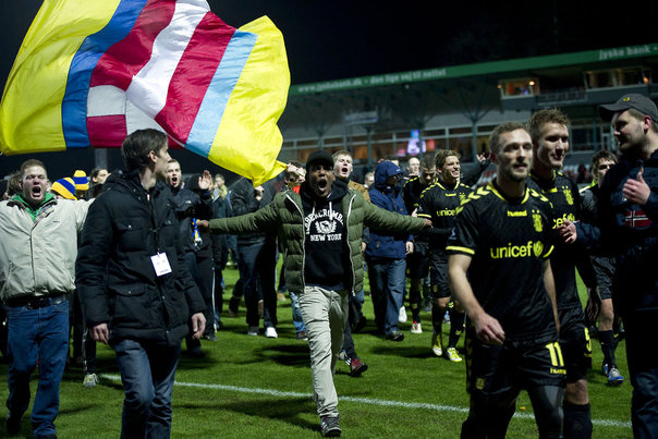 Brøndby-spillerne jubler efter sejren i Silkeborg. Foto: Bo Amstrup