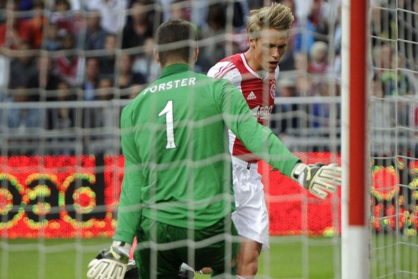 Viktor Fischer er en populær mand - også på chefgangen i hans klub, Ajax. Billedet er fra en tidligere kamp. Foto: TOUSSAINT KLUITERS (arkivfoto)