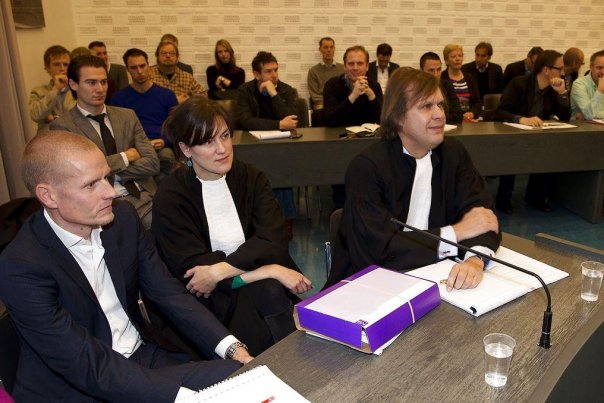 Michael Ramussen og hans advokater i retten i Arnhem, Holland, hvor hans erstatningssag mod Rabobank for uberettiget fyring kører. Foto: JERRY LAMPEN