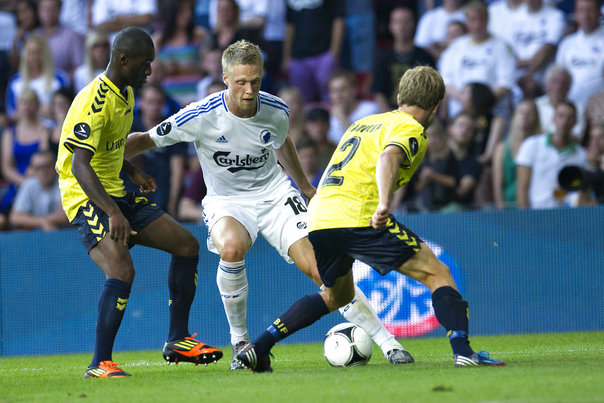 FCK-spillere Nicolai Jørgensen, der her ses i duel med Brøndby-spillerne Franck Semou og Anders Randrup, scorede 'årets mål 2012' i dansk fodbold. Foto: Jens Nørgaard Larsen
