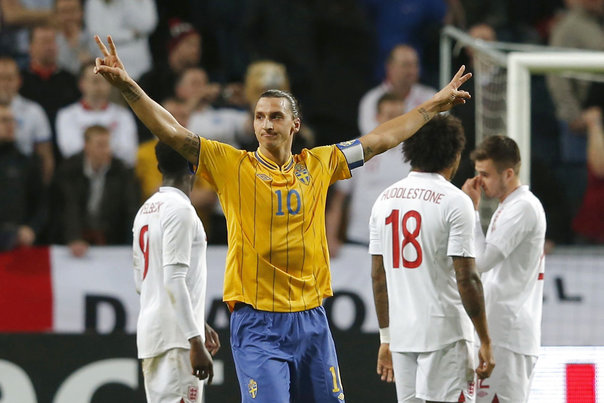 Sweden's Zlatan Ibrahimovic celebrates after scoring against England during their international friendly soccer match at the Friends Arena in Stockholm November 14, 2012. REUTERS/Phil Noble (SWEDEN - Tags: SPORT SOCCER) Foto: PHIL NOBLE