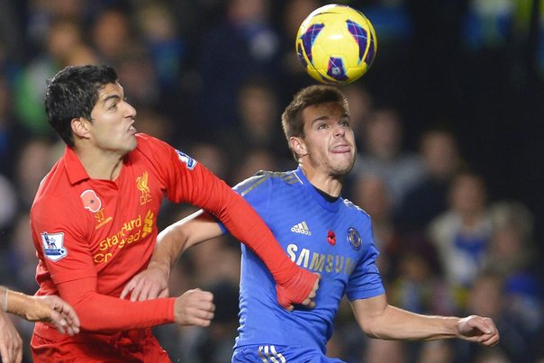 Luis Suarez i duel med Chelseas Cesar Azpilicueta. Nu kan Suarez være på vej til Manchester City. Foto: RUSSELL CHEYNE