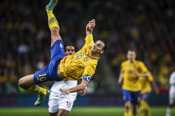 Zlatan Ibrahimovic scorede fire mål mod England. Dette på saksespark.  Foto: NILS PETTER NILSSON