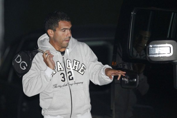 Carlos Tevez har flere biler, hvilket kom ham til gode fredag. Foto: PHIL NOBLE