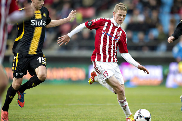 AaBs Kasper Kusk var igen en af nøglespillerne, da nordjyderne søndag snuppede tre tiltrængte point i opgøret mod Horsens' Lasse Kryger. Foto: Henning Bagger