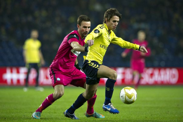 Esbjergs Magnus Lekven (tv.) og Brøndbys Mathias Gehrt i kamp om bolden. Foto: Jens Nørgaard Larsen