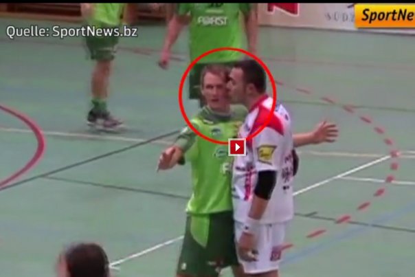 Her uddeler Pasquale Maione et kys til Ivan Stuffer, der efterfølgende tænder helt af. Foto: youtube.com