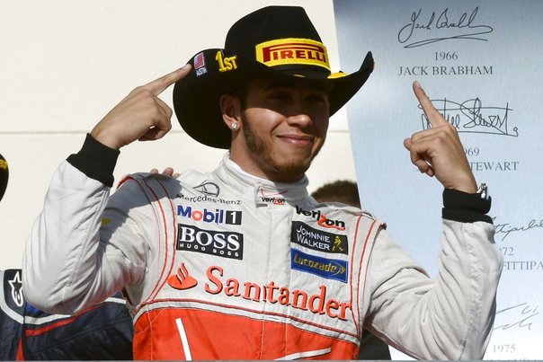 Lewis Hamilton fejrer sin grand prix-sejr i Austin, som betød, at Fernando Alonso stadig har chancen for at fravriste Sebastian Vettel VM-titlen. Foto: TIMOTHY A. CLARY