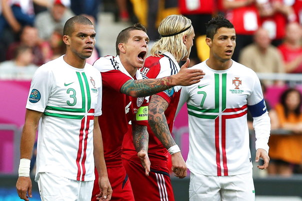 Portugisiske Pepe (tv.) er med blandt verdens 20 bedste forsvarsspiller, mens Daniel Agger må spejde langt efter den ære. Foto: SRDJAN SUKI