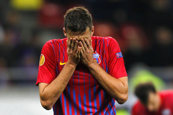 Står det til Thomas Delaney, kommer Steaua Bukarests Lukasz Szukala til at ærgre sig lige så meget i Parken om to uger, som han gjorde torsdag aften efter det ydmygende 1-5-nederlag til tyske VfB Stuttgart.  Foto: BOGDAN CRISTEL
