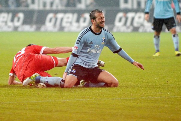 Rafael van der Vaart blev skadet, og så tabte HSV til bundholdet Düsseldorf. Foto: JONAS GUETLER