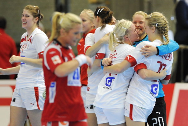 De danske kvinder jubler i Haukelandshallen efter sejren på 31-27 over Norge. Foto: Hommedal, Marit