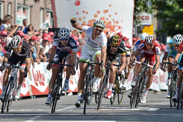 Team Saxo Tinkoffs konkurrent vil tage den sidste World Tour-licens. Her vinder Marcel Kittel fra netop Team Argos Shimano en etape i Eneco Tour. Foto: DAVID STOCKMAN