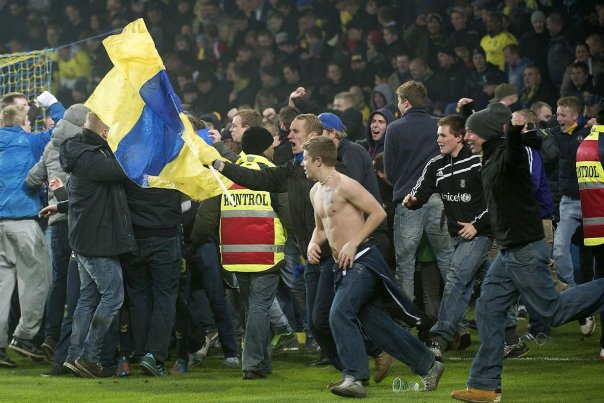 Brøndbys fans invaderede banen efter sejren over FCK. Foto: Keld Navntoft