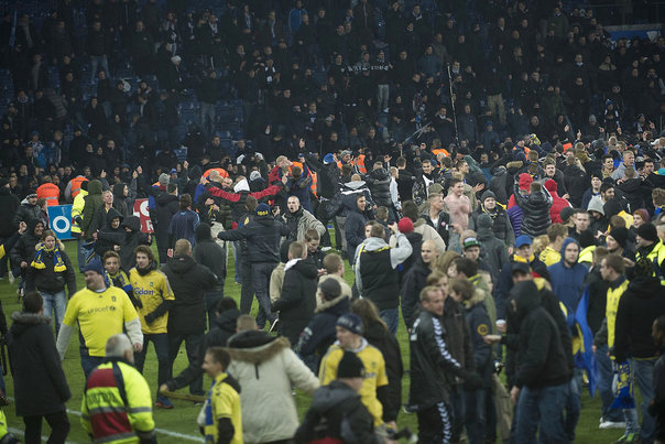  Tilskuere løber ind på banen efter pokalkampen onsdag den 28. november på Brøndby Stadion. (Foto: Keld Navntoft/Scanpix 2012) Foto: Keld Navntoft