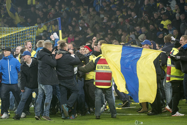 Brøndby Support raser over tilskuerballaden under pokalkampen mellem Brøndby og FCK. Foto: Keld Navntoft