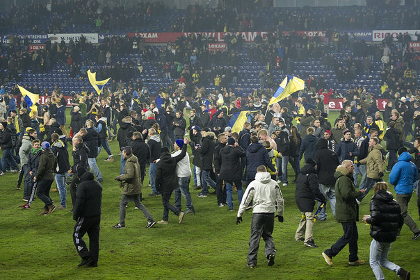 Et væddemål kan have startet baneinvasionen på Brøndby Stadion efter kampen mellem Brøndby og FCK. Foto: Keld Navntoft
