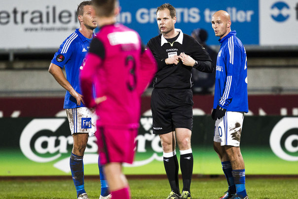 Michael Johansen uddeler kort herefter det andet gule kort til Jeppe Brandrup (th). Foto: Martin Sylvest Andersen