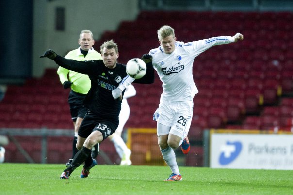 FCK møder Randers i Parken. FCKs Andreas Cornelius (th) i action mod Randers' Mads Fenger søndag d.2.december 2012 i Parken i København. (Foto: Katrine Emilie Andersen/Scanpix 2012). Foto: Katrine Emilie Andersen